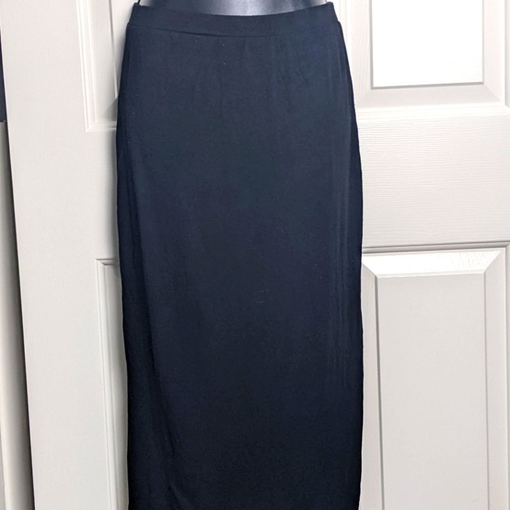 Fitted black skirt
